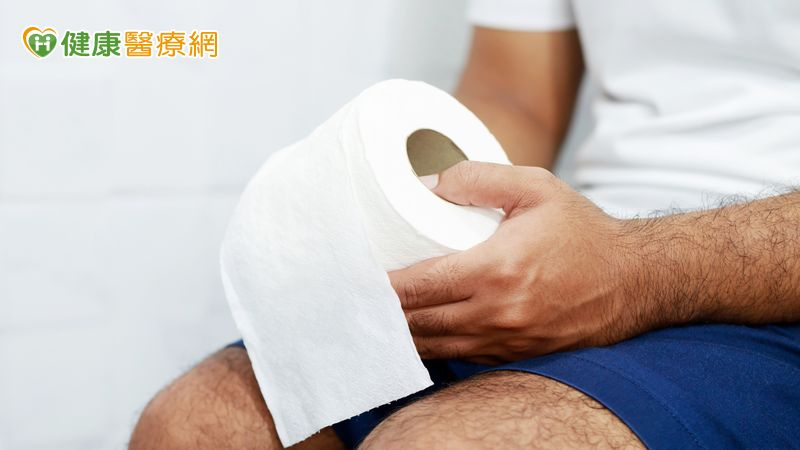 70歲老翁糞便潛血後未追蹤!8 年後竟變癌 堵塞全腸道了