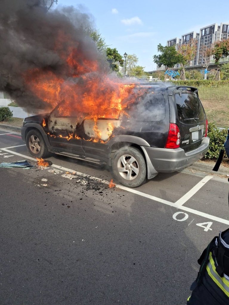 台中太平火燒車出現焦屍!- 警消人員調查中