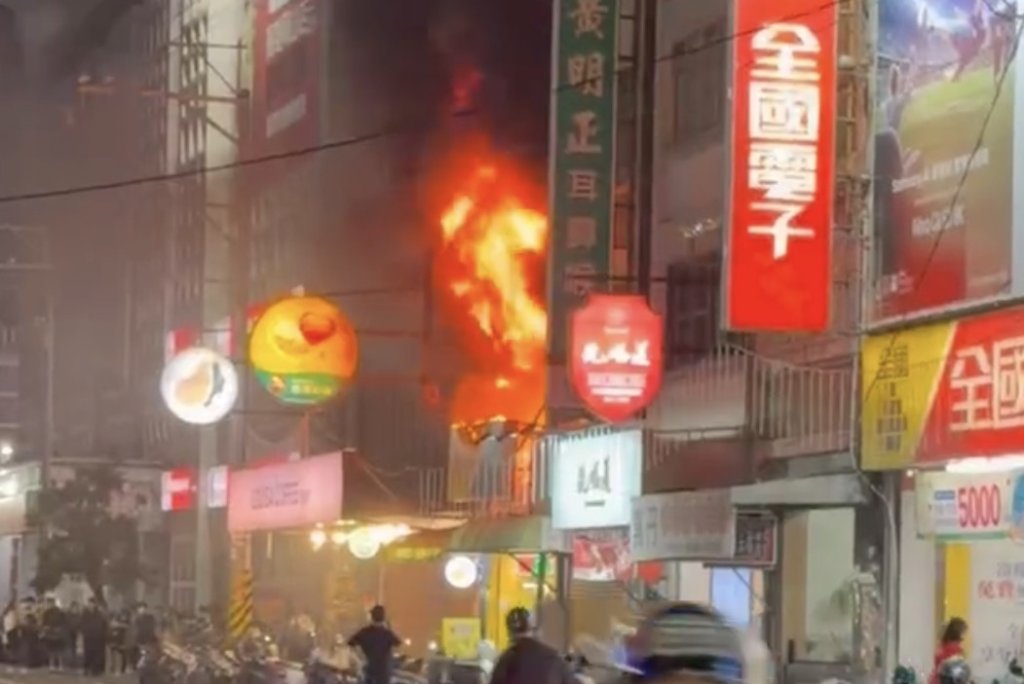 快訊/高雄民宅晚間竄火!2f以上遭火吞噬