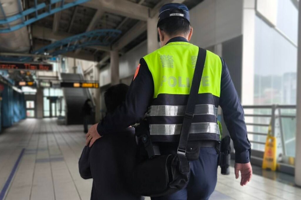 別怕 我帶你回家 9歲男童逛百貨迷途 捷警暖心護送助與父親相聚 38 MEITU 20251204 093525263