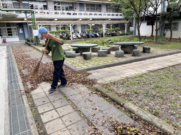 補足工友缺口 新北編3.2億提高委外經費 22 《圖說》校園環境清潔需要庶務委外人力協助。〈教育局提供〉