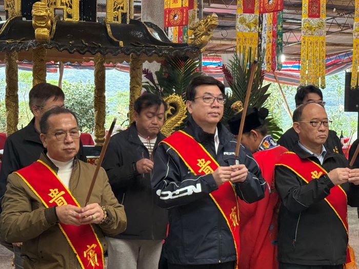 恭賀水官大帝聖誕千秋 侯友宜贈石門桃源殿「一炁靈源」 29 《圖說》劉和然今日上午赴石門桃源殿參拜,恭祝水官大帝聖誕千秋。〈民政局提供〉
