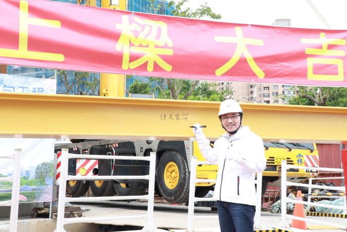 力拚明年啟用 板橋第二運動中心上梁 26 《圖說》侯友宜市長在鋼梁上簽名,見證板橋第二運動中心達成階段性建設的里程碑。〈工務局提供〉