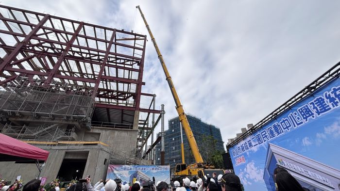 力拚明年啟用 板橋第二運動中心上梁 28 《圖說》板橋第二運動中心今日上梁,未來完工讓板橋東區市民就近享受優質運動環境。〈工務局提供〉