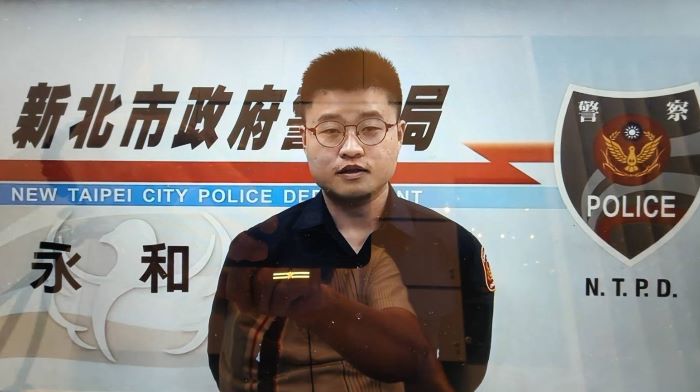 甜言蜜語迷7旬翁 永和警兩所接力成功攔阻愛情詐騙 25 《圖說》秀朗所長何松穎說明成功攔阻愛情詐騙案由。〈永和分局提供〉
