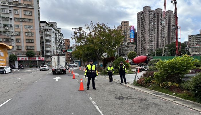強力攔查大型車祭超載罰單 中和警活動地磅出擊 28 《圖說》中和警在大型車肇事發生率較高的路段,以租賃活動地磅加強安全巡守及違規取締,以確保民眾安全。〈中和分局提供〉