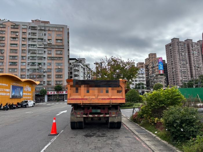 強力攔查大型車祭超載罰單 中和警活動地磅出擊 29 《圖說》中和警今年迄今依道路交通管理處罰條例最高罰鍰金額計算,總計將裁處高達新臺幣百萬元。〈中和分局提供〉