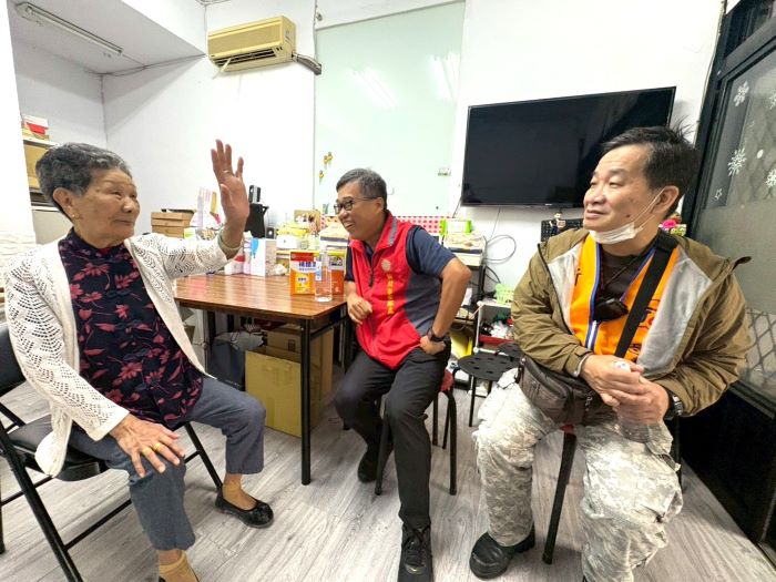 強化照護榮民 新北榮服處關懷新莊區長輩 21 《圖說》李毓錫副處長(中)探視榮民王奶奶(左),傾聽其分享古寧頭與八二三戰役從軍經驗,互動熱絡溫馨。〈新北榮服處提供〉