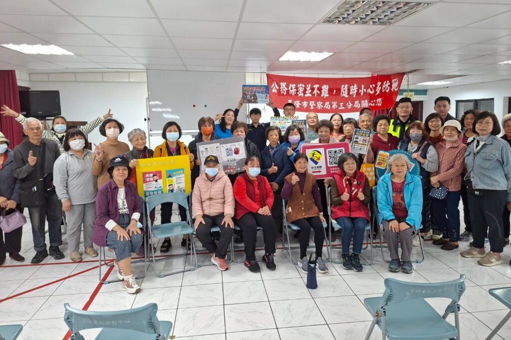 反詐及民防治安宣導 百福警與實踐里攜手防堵犯罪 47 MEITU 20251204 145639936