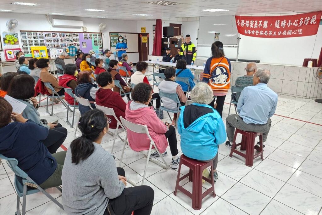 反詐及民防治安宣導 百福警與實踐里攜手防堵犯罪 49 MEITU 20251204 145721464