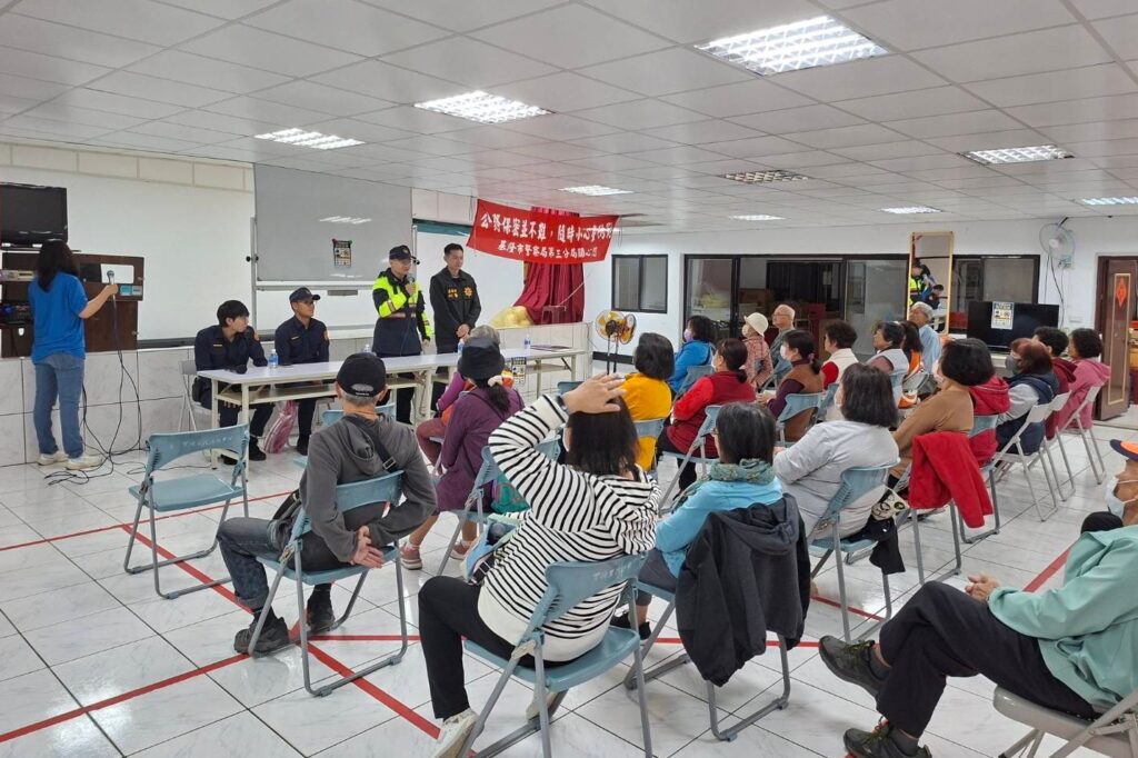 反詐及民防治安宣導 百福警與實踐里攜手防堵犯罪 50 MEITU 20251204 145743938