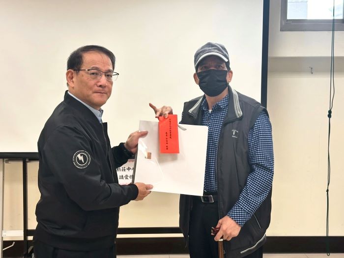 送電也送溫暖 台電北西區處歲末寒冬送愛 27 《圖說》台電北西區處徐進福處長與新莊區社會福利服務中心合作,讓弱勢朋友們能度過一個溫暖的冬天。(台電北西區處提供)