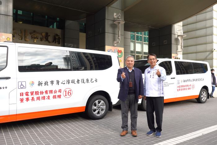 公益關懷不間歇 日電貿再捐復康巴士 微星科技贈翡翠樹蛙茶包 27 《圖說》日電貿公司今日由副董事長李坤蒼(左)代表,捐贈2輛可同時搭載2台輪椅的復康巴士。〈社會局提供〉