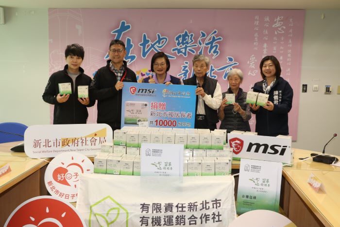 公益關懷不間歇 日電貿再捐復康巴士 微星科技贈翡翠樹蛙茶包 29 《圖說》微星科技公司經理許志宏(左2)代表捐贈翡翠樹蛙茶包1萬份,由社會局長李美珍(左3)代表受贈,右1為陳儀君議員。〈社會局提供〉
