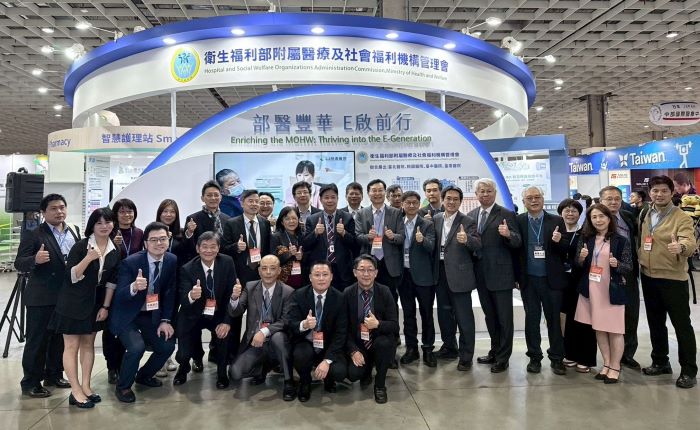 部醫豐華・E啟前行 臺北醫院與所屬醫院展創新成果 38 《圖說》臺北醫院鄭舜平院長(後排左六)表示,臺北醫院持續以「智慧 X 永續」打造效率、品質、安全、永續的智慧醫院。〈臺北醫院提供〉