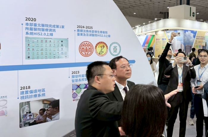 部醫豐華・E啟前行 臺北醫院與所屬醫院展創新成果 40 《圖說》石崇良部長聽取部醫在智慧醫療與永續的發展與成果,對其表達高度肯定。〈臺北醫院提供〉