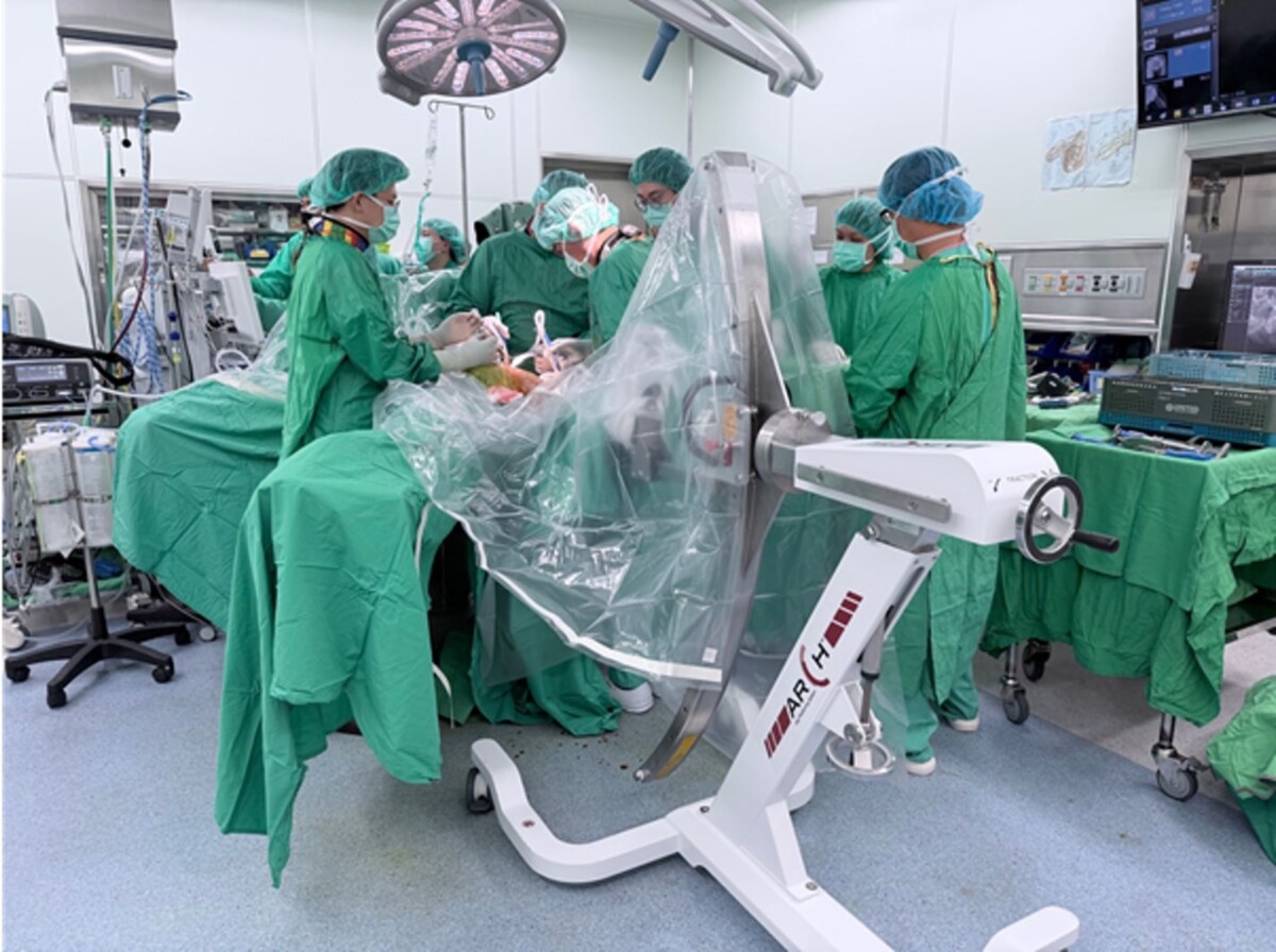 嘉基特別引進正前開專用角架，讓手術更穩、更成功。（圖/嘉基提供）