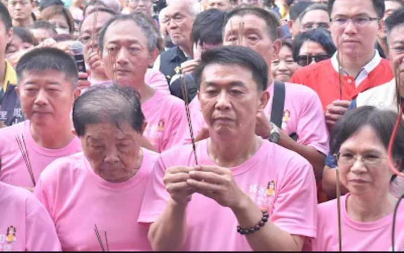 ▲許智傑為迎接媽祖聖駕,決定三天時間全程隨駕粉紅超跑。(記者 李堂安 翻攝)