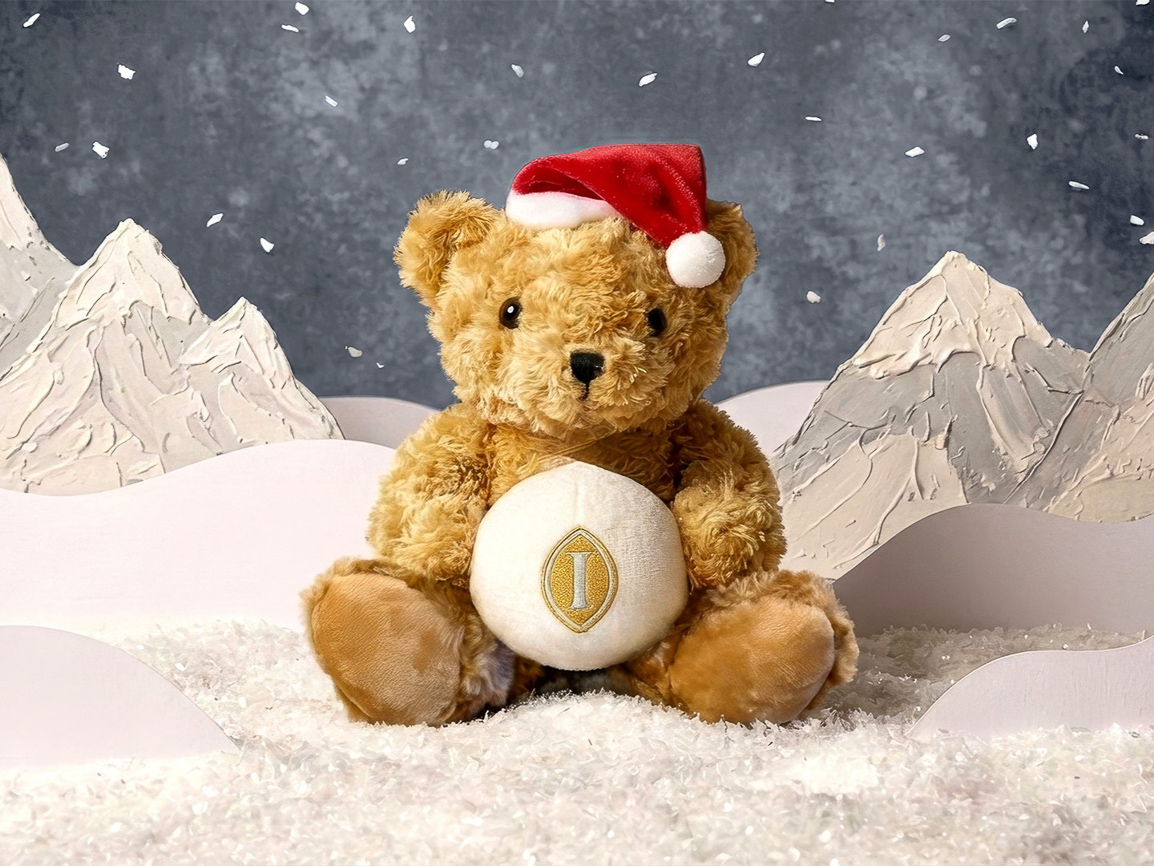 ▲呼應並延續「雪球」冬季主題，高雄洲際酒店推出2025年度「經典洲際泰迪熊」。（圖/高雄洲際酒店提供）