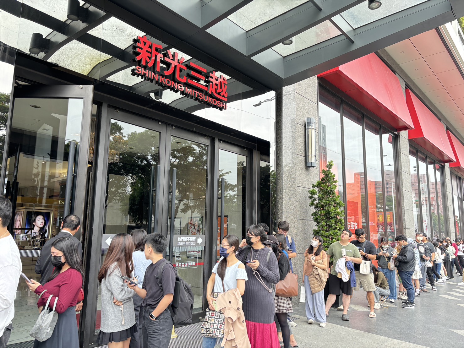 新光三越高雄左營店暖心耶誕 攜手會員助孩童圓夢耶誕心願