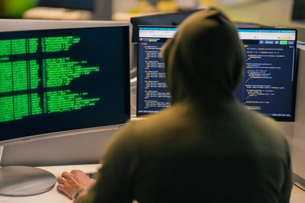Qsec Global 推出「資安防禦零元啟動方案」,企業可享 30 天免費啟動與即時攻擊監控,協助企業掌握潛在威脅並提升防禦能力。此方案強調免付費、免綁約、快速部署,限額 20 名企業開放申請。(圖/unsplash)