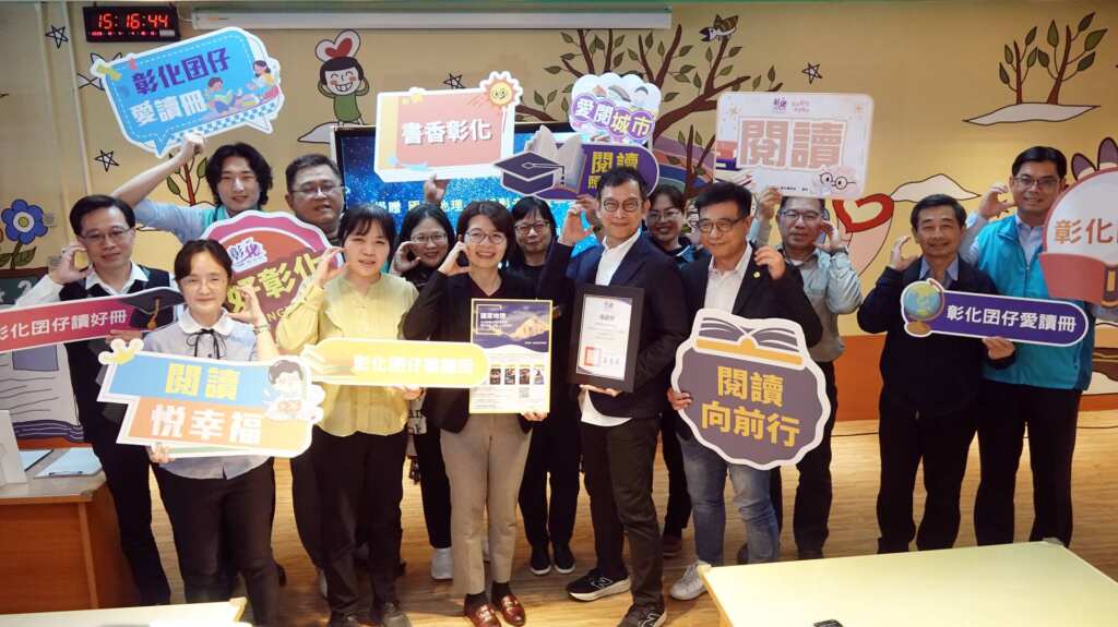 ▲為推廣環境永續理念,立委黃秀芳、縣議員莊陞漢牽線臺灣效率能源協會,今天捐贈《國家地理》影片公共播放授權一年期,不只讓國中生能在校園多元學習,縣民也可在圖書館透過影片跨域成長!(記者林明佑攝)