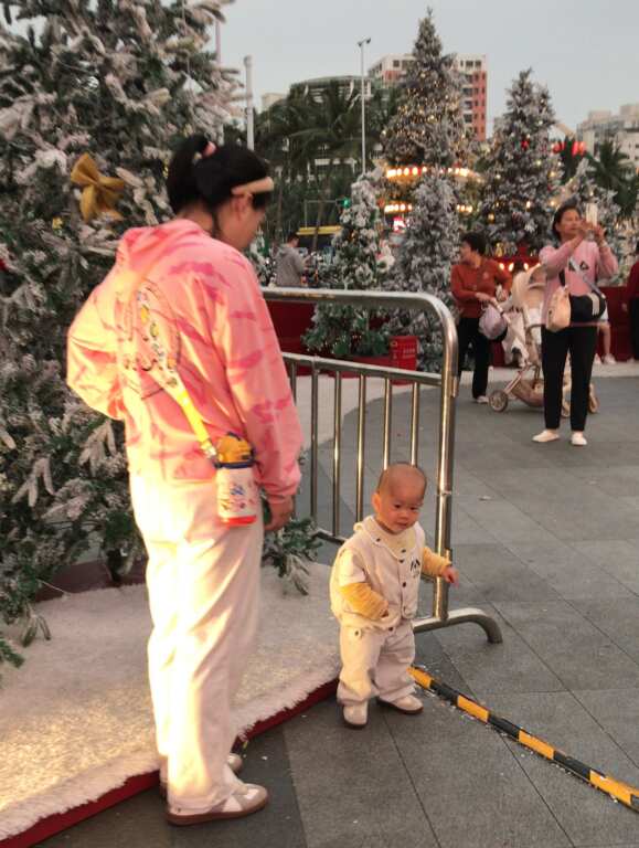 這是人生的第一個聖誕節，海南島媽媽和她的快樂寶貝。 (魏冠中攝影)