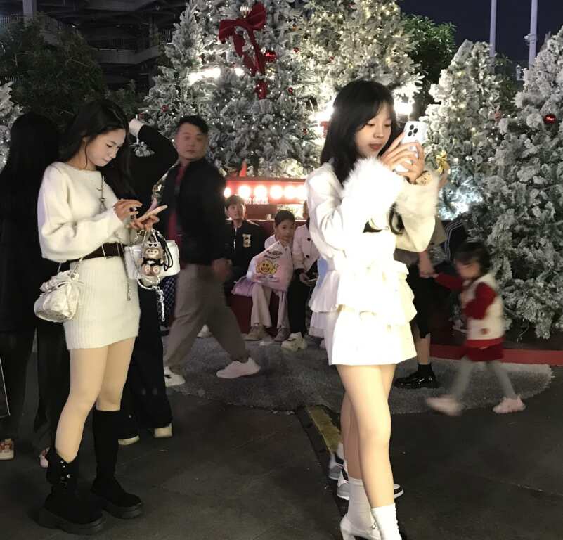 年輕少女的美拍，這不是東京也不是香港，這是海口的少女過聖誕節。 (魏冠中攝影)