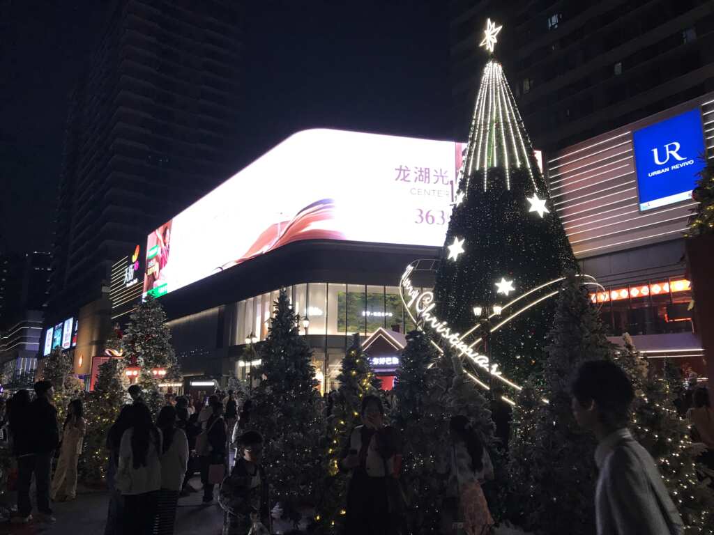 海南島大型購物商場的聖誕節氣氛，比寶島臺灣早半個月。 (魏冠中攝影)