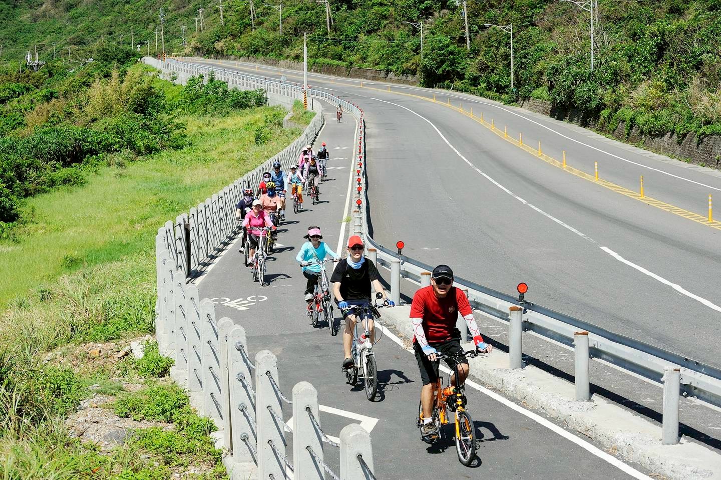 遊客沿著順暢的自行車道輕鬆前行，一路享受山海交織的療癒景致，是親子與運動族最愛的冬季路線。圖/東北角風管處提供
