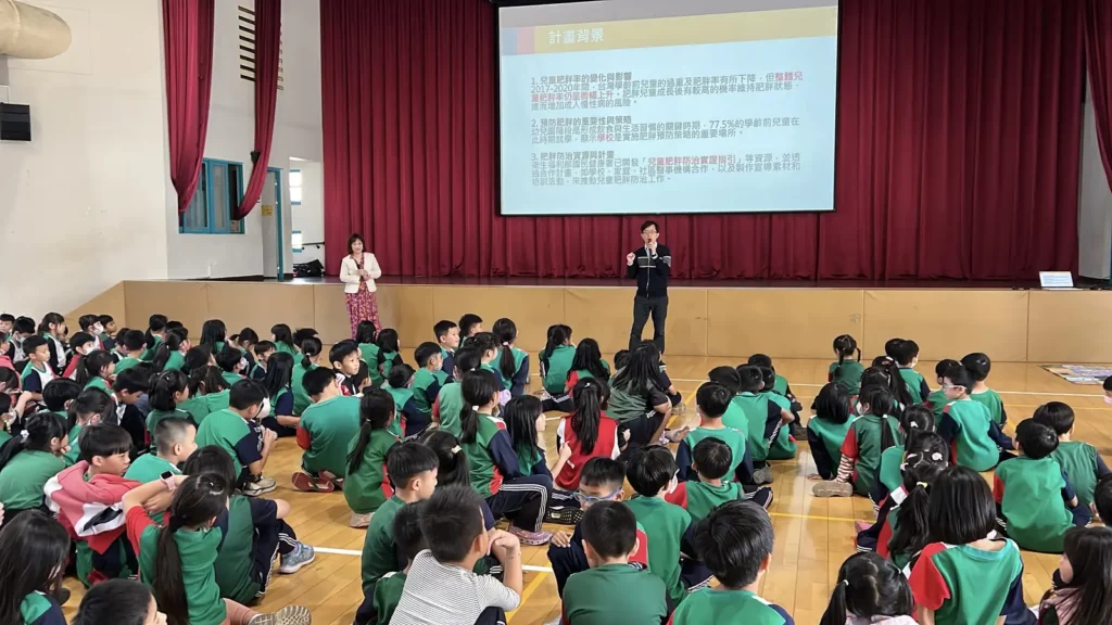 知名小兒科醫師陳木榮(柚子醫師)與小朋友互動,給予兒童快樂長高健康體位的正確概念。