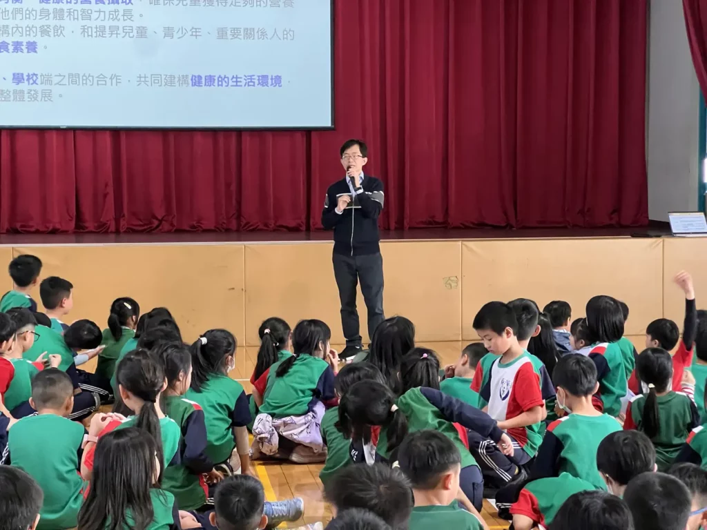 知名小兒科醫師陳木榮(柚子醫師)與小朋友互動,給予兒童快樂長高健康體位的正確概念。