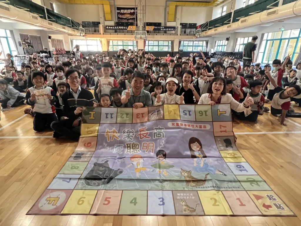 成功國小一、二年級學生一起互動學習,讓兒童快樂長高更聰明。