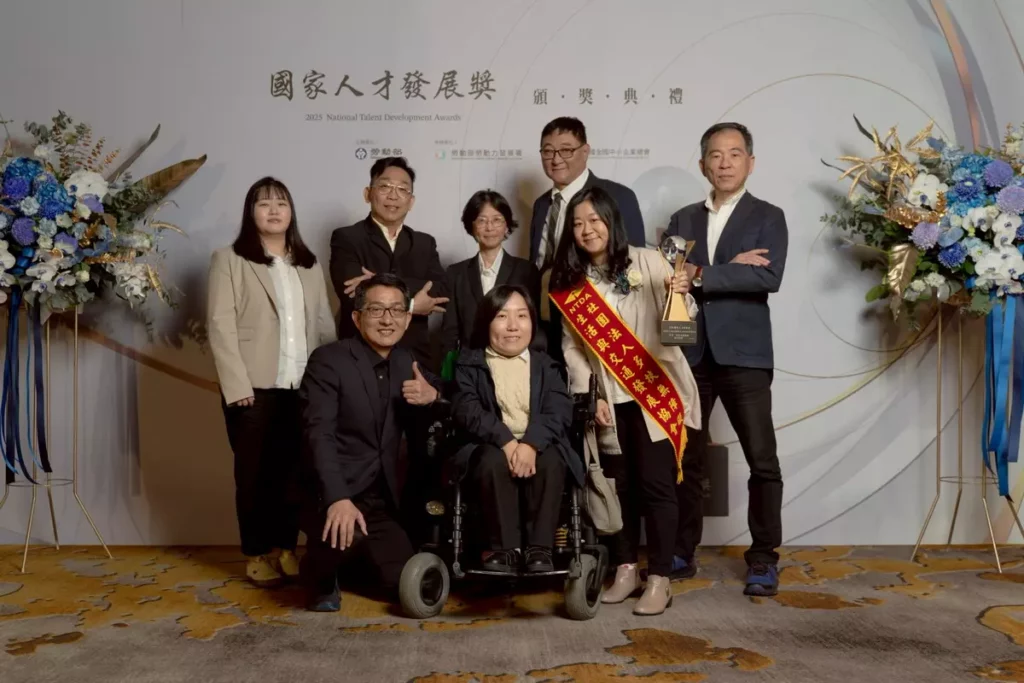 社團法人多扶無障礙生活與交通發展協會榮獲國家人才發展獎「非營利團體獎」(圖片提供/多扶協會)