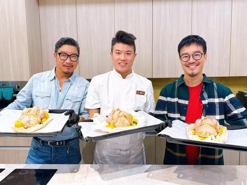 好好吃頓飯 劉軒(右起)、Shelton(左)向主廚劉偉忠(中)學做烤雞