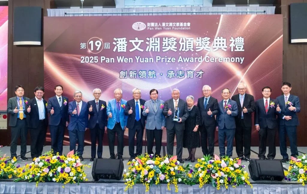 潘文淵文教基金會於新竹國賓飯店舉行「第19屆潘文淵獎頒獎典禮」，左起為今周刊顧問林宏文、工研院資深專家吳志毅、欣銓科技副董事長暨總經理張季明、東元科技文教基金會董事長李世光、禾榮科技董事長暨漢民科技副董事長許金榮、台積電文教基金會董事長曾繁城、潘文淵文教基會董事長史欽泰、中華文化永續發展基金會董事長劉兆玄、旺宏電子股份有限公司董事長兼執行長吳敏求及夫人、工研院董事長吳政忠、潘文淵文教基會執行長羅達賢、怡和創業投資集團董事長王伯元、逢甲大學資訊電機學院院長沈祖望、工研院電子與光電系統研究所所長張世杰等合影。(圖/潘文淵文教基金會提供)