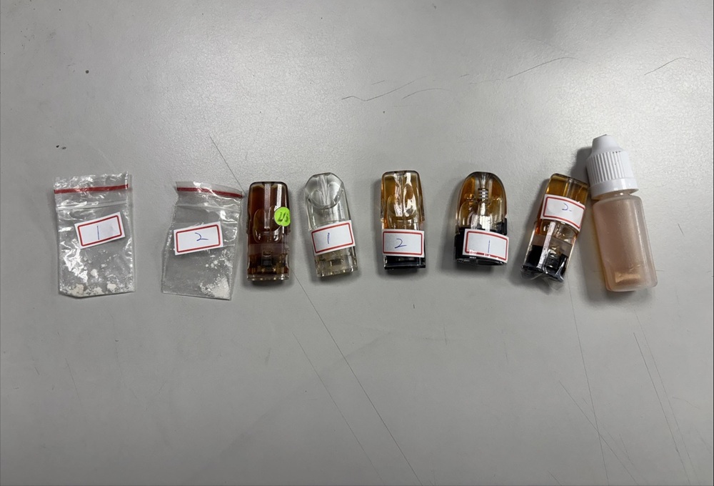 違規停車 通緝犯見警靠近拔腿跑涉藏毒品依托咪酯 219 cnews204251204a08