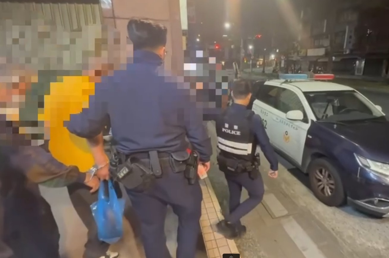 違規停車 通緝犯見警靠近拔腿跑涉藏毒品依托咪酯 220 cnews204251204a07