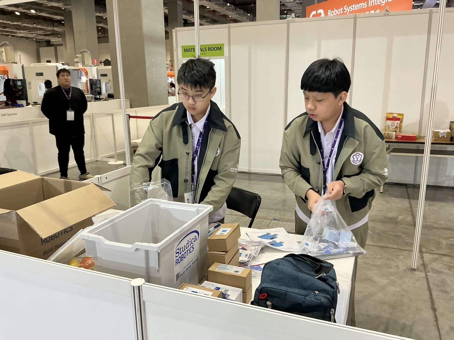 桃竹苗分署「黃金組合」脫穎而出 亞洲技能競賽自主移動機器人職類奪金 S 94421091