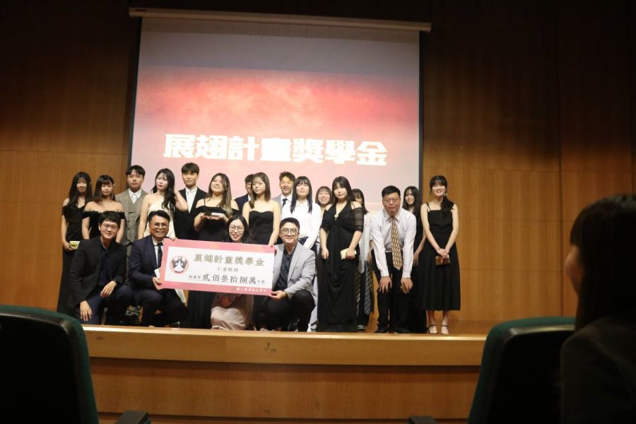 ▲仁愛眼鏡與獲獎學生合照，共同見證榮耀時刻。