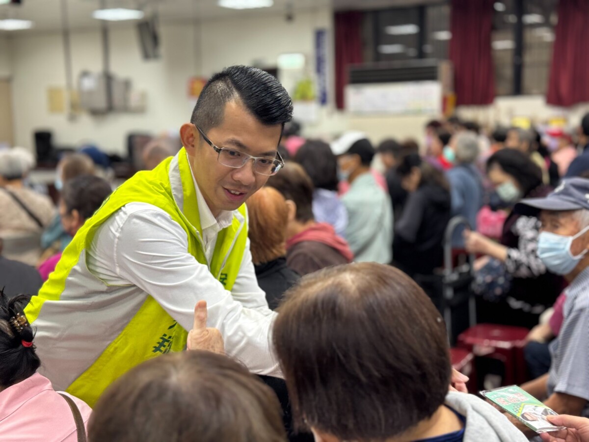 ▲黃永翔長期穿梭於各里社區，被地方人士稱讚「看得見、找得到、靠得住」。（圖／黃永翔臉書）