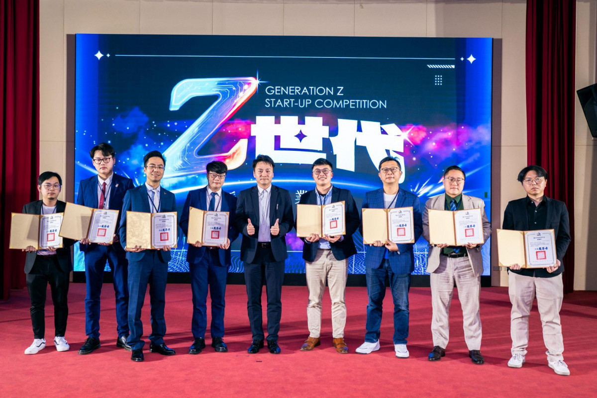 青年局副局長董晉曄致贈感謝狀予總導師及輔導業師團。