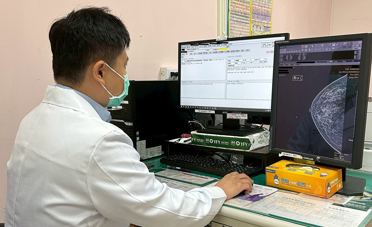 北榮桃園分院張家銘醫師使用3D乳房攝影影像進行診斷,精準判讀可疑病灶