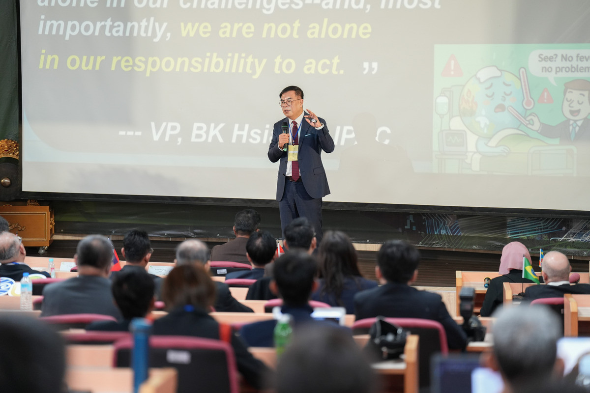 彭啟明暨大開講:碳定價、綠領人才、COP30一次看懂。(暨大提供)