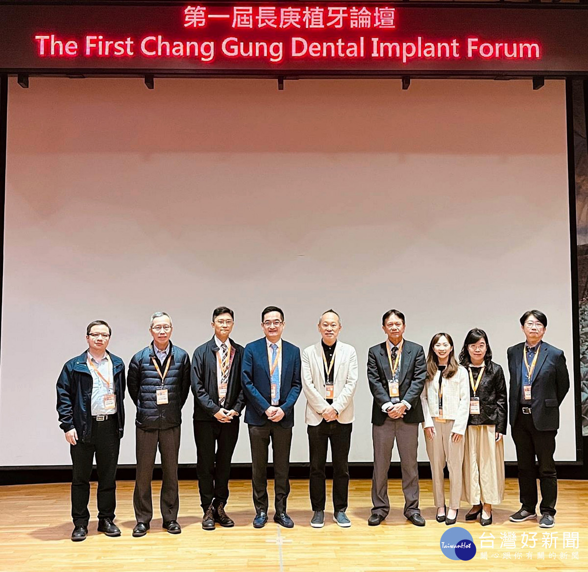 第一屆長庚植牙論壇,特邀James Chow教授(右5)擔任主講嘉賓,並由長庚吳友仁教授(右6)及鍾子芸醫師(右3)分享長庚醫院治療經驗及案例,一同討論植牙術式並進行回饋與交流,互相學習新技術。(圖/長庚醫院提供)