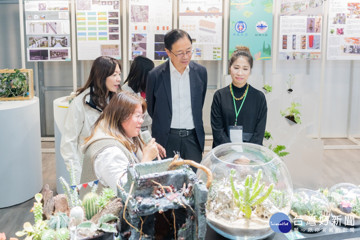 桃園市長張善政參觀「植感桃園-青年設計實驗場」。