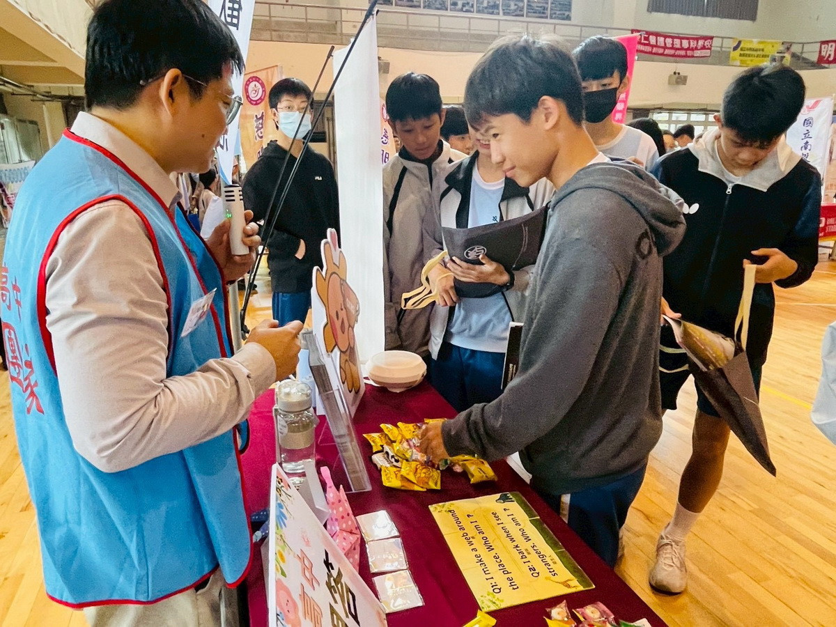 同學們到各學校攤位瞭解或體驗。(中興國中提供)