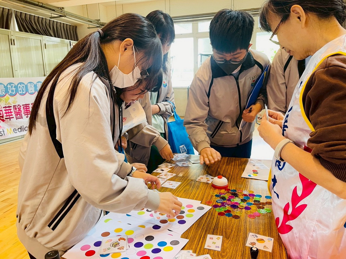 同學們到各學校攤位瞭解或體驗。(中興國中提供)