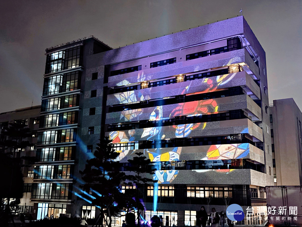 象徵社團的六大神獸圖騰光束映照全人教育大樓，打造最美校園夜景