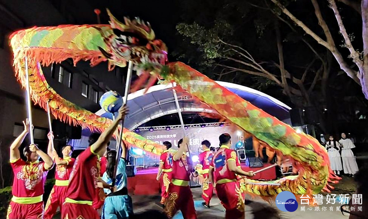 體育大學舞龍隊《龍耀新光》表演展現磅礡氣勢